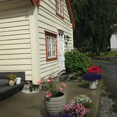 Arnestova - Villagehouse In * Loen