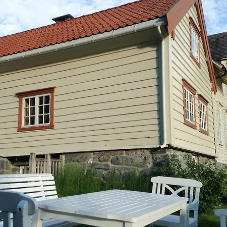 Semesterbostad Arnestova - Villagehouse In Loen