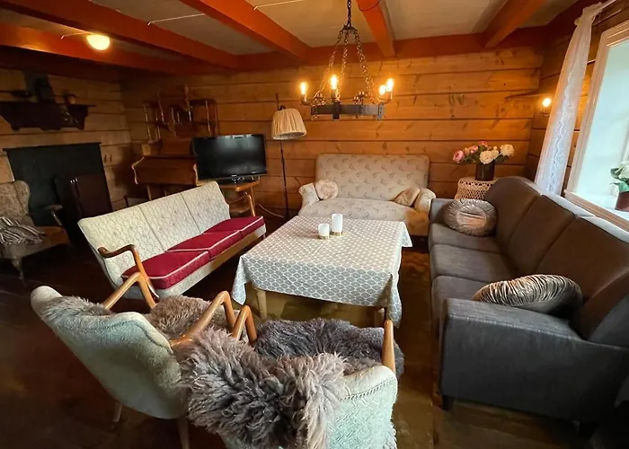 Semesterbostad Arnestova - Villagehouse In