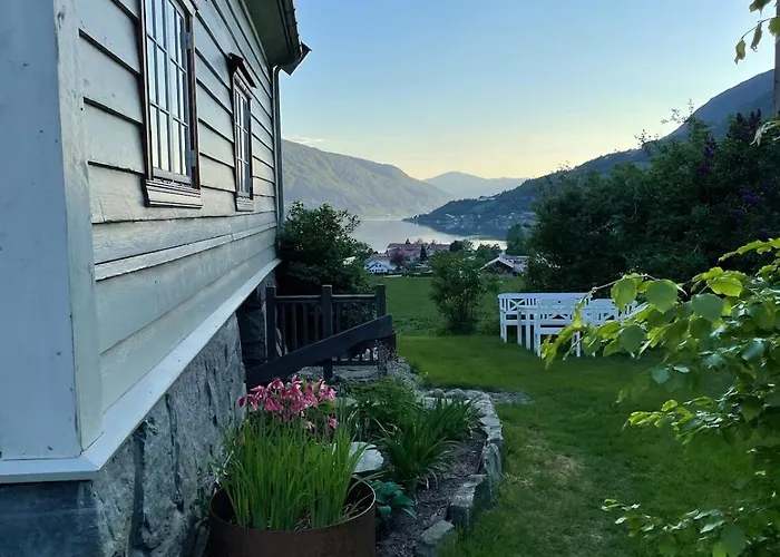 Semesterbostad Arnestova - Villagehouse In Loen